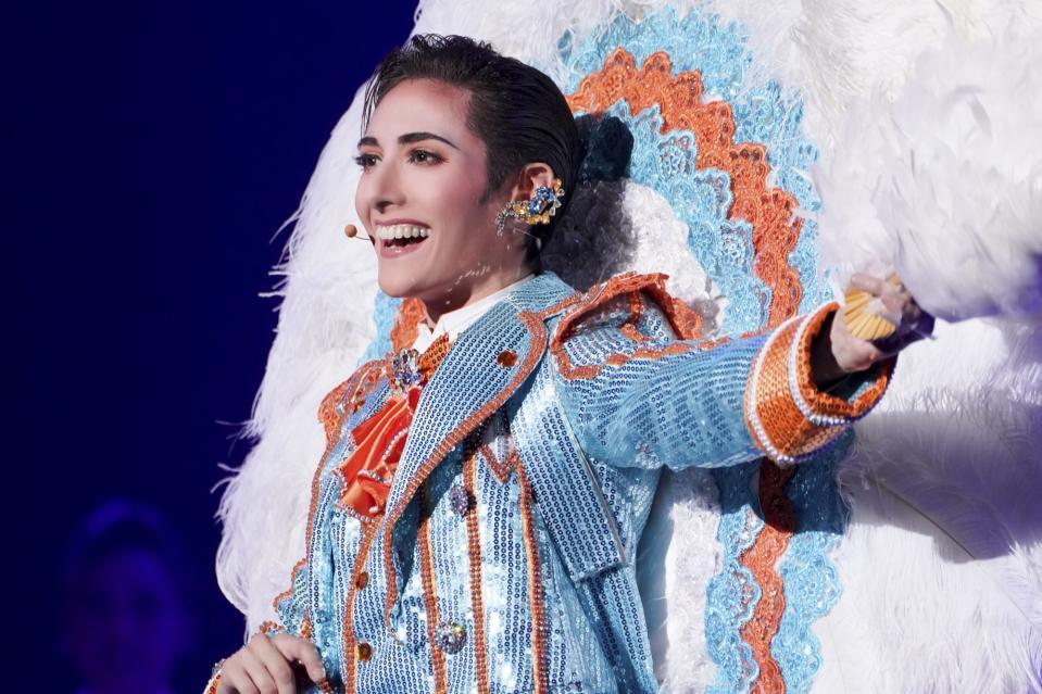 　「ハウステンボス歌劇大劇場」で羽を背負う海夏人蒼馬。長崎拠点の劇団が満を持して開催する大阪公演で、主演を務める（写真提供：ハウステンボス歌劇団）