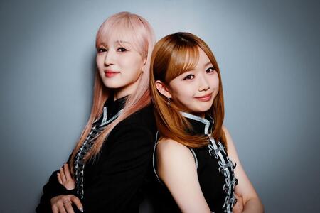 7人組ガールズグループ「ME:I」の左からSUZU、KEIKO（Lmaga.jp）