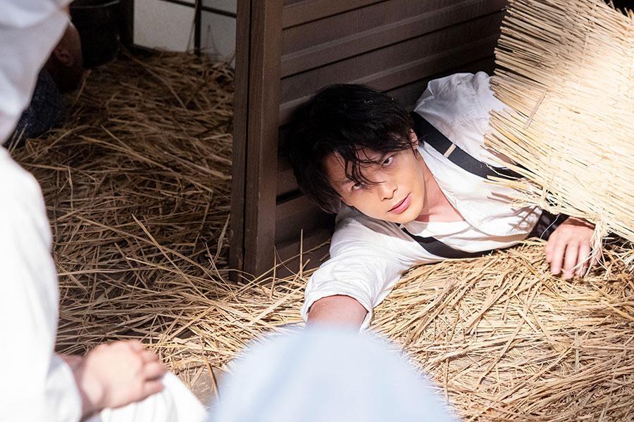 『風、薫る』第92回より。藁のなかから登場した中村倫也演じる柳生藤次（C）NHK