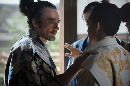 　『豊臣兄弟！』第３０回より。羽柴秀吉（写真右、池松壮亮）の胸ぐらを掴む柴田勝家（写真左、山口馬木也）©ＮＨＫ