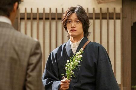 『風、薫る』第97回より。横沢（井上祐貴）と出くわすシマケン（佐野晶哉）（C）NHK