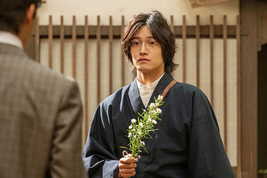 『風、薫る』第97回より。横沢（井上祐貴）と出くわすシマケン（佐野晶哉）（C）NHK