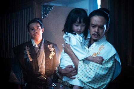 『豊臣兄弟！』第３０回より。織田信長の嫡孫・三法師（写真中央、清水伊織）を救い出した羽柴秀吉（写真右、池松壮亮）と小一郎（写真左、仲野太賀）　©ＮＨＫ