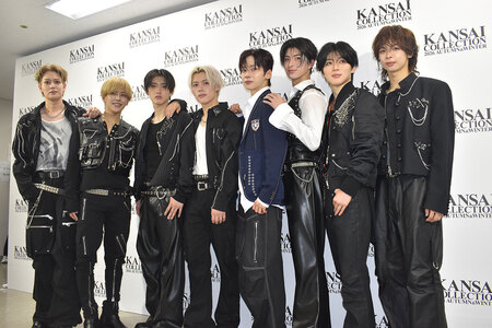 『ＫＡＮＳＡＩ ＣＯＬＬＥＣＴＩＯＮ ２０２６ ＡＵＴＵＭＮ＆ＷＩＮＴＥＲ』の囲み取材に登場したＹＵＭＥＫＩとＴＡＧＲＩＧＨＴ（８月１３日／大阪市西区）