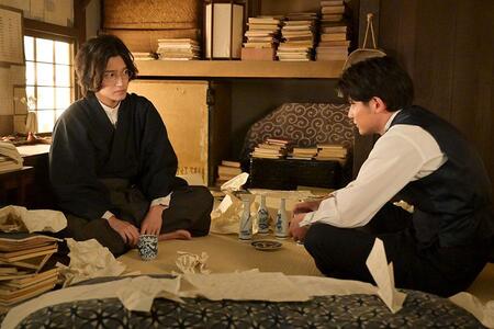 『風、薫る』第101回より。シマケン（佐野晶哉）と話をする虎太郎（小林虎之介）（C）NHK