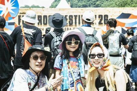 パパ、エマちゃん、ママ。親子3人では初めてとなる「フジロック」3日間に密着