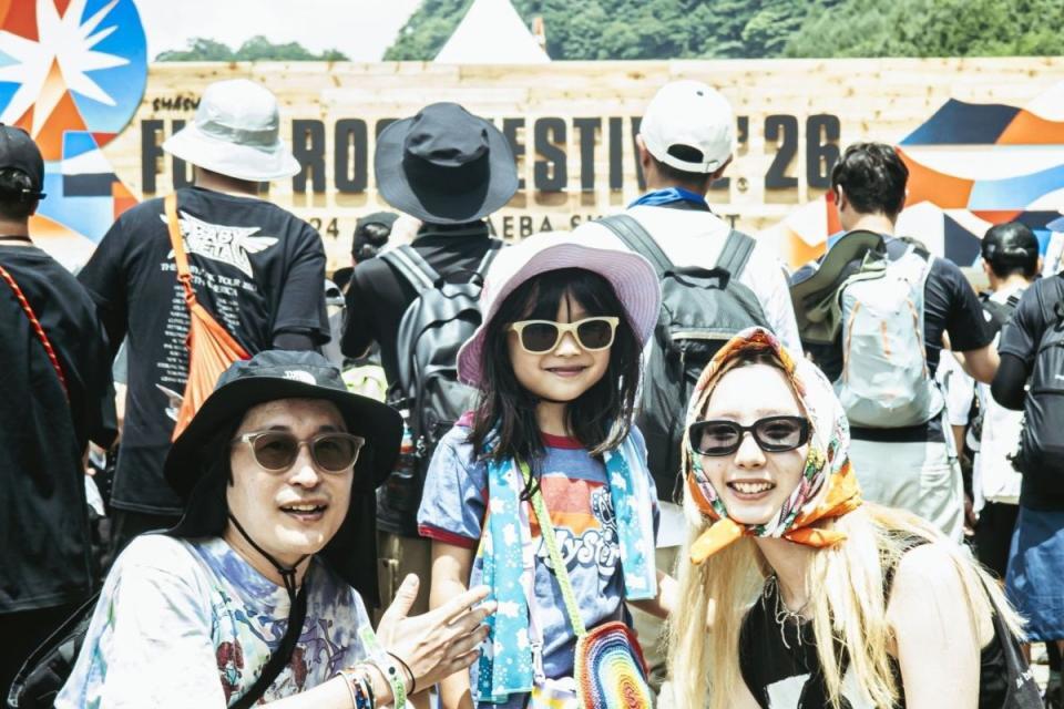 パパ、エマちゃん、ママ。親子3人では初めてとなる「フジロック」3日間に密着