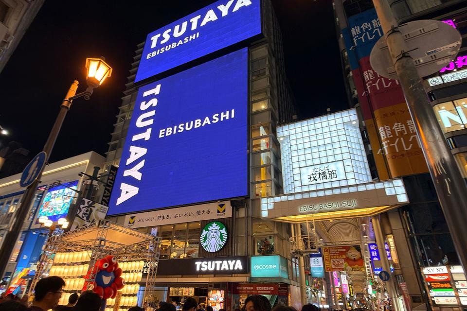 「戎橋筋商店街」にある「TSUTAYA EBISUBASHI（エビツタ）」（2026年8月撮影）