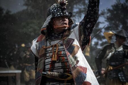 『豊臣兄弟！』第32回より。雪のなか兵を率いる羽柴秀吉（池松壮亮）(C)NHK