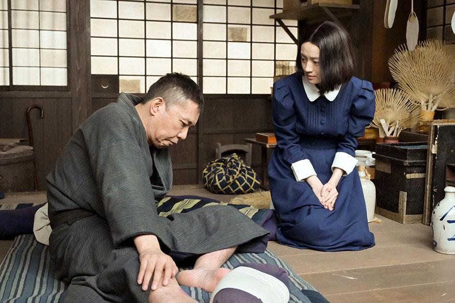 『風、薫る』第103回より。平蔵（太田光）と話をする直美（上坂樹里）（C）NHK