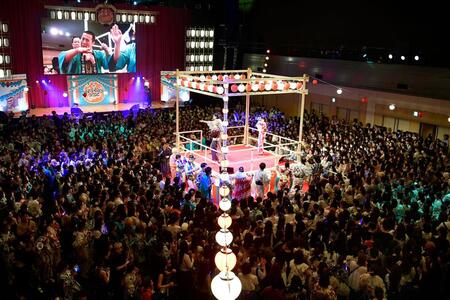 　『見取り図盆踊り２０２６』で堂島リバーフォーラムの会場に設けられた櫓。芸人たちの踊りに合わせ、観客も踊っていた（８月２１日・大阪市内）