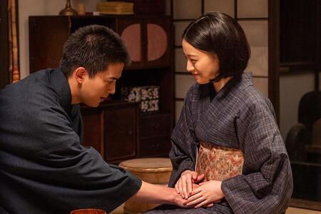 　『風、薫る』第１０６回より。妊娠を吾郎（甲斐翔真）に伝える直美（上坂樹里）©ＮＨＫ