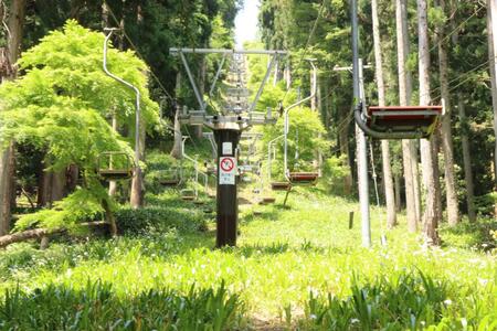 　「賤ケ岳リフト」（滋賀県長浜市）で６分間、山頂の展望エリアに到着する