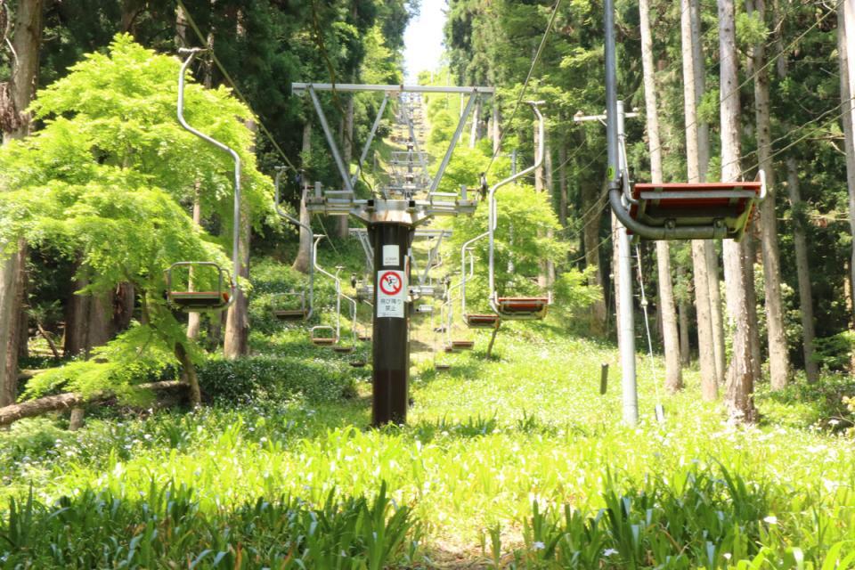 　「賤ケ岳リフト」（滋賀県長浜市）で６分間、山頂の展望エリアに到着する