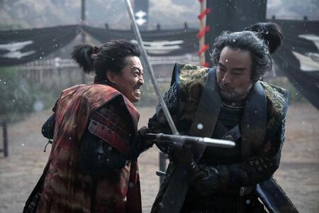 『豊臣兄弟！』第32回より。決闘をする前田利家（写真左、大東駿介）と柴田勝家（写真右、山口馬木也）(C)NHK