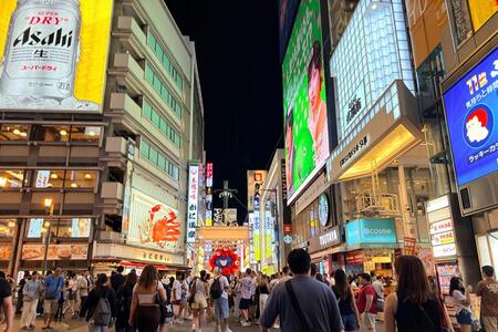「ＴＳＵＴＡＹＡ ＥＢＩＳＵＢＡＳＨＩ」と「かに道楽」の間に鎮座するミャクミャク像（２０２６年８月撮影）