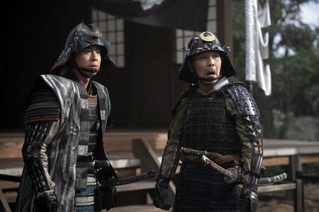 『豊臣兄弟！』第３２回より。大岩山砦が陥落して焦る小一郎（写真左、仲野太賀）に、飄々と話す桑山重晴（写真右、住田隆）　©ＮＨＫ