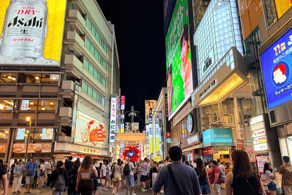「ＴＳＵＴＡＹＡ ＥＢＩＳＵＢＡＳＨＩ」と「かに道楽」の間に鎮座するミャクミャク像（２０２６年８月撮影）