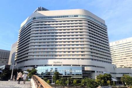「ホテルニューオータニ大阪」外観。「大阪城ホール」のすぐ目の前の立地で、人気アーティストや著名人らも宿泊することでも知られる(2026年6月撮影)