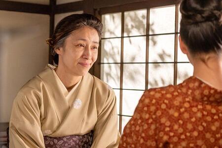 『風、薫る』第112回より。りん（見上愛）と話をする美津（水野美紀）（C）NHK