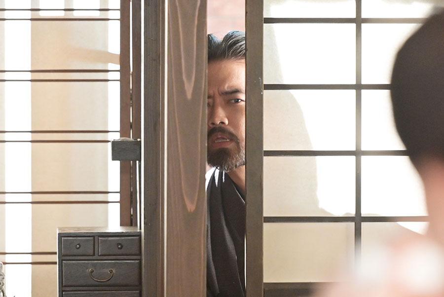 　『風、薫る』第１１６回より。こそこそと看護婦会の事務所をうかがう、りんの元夫・亀吉（三浦貴大）©ＮＨＫ