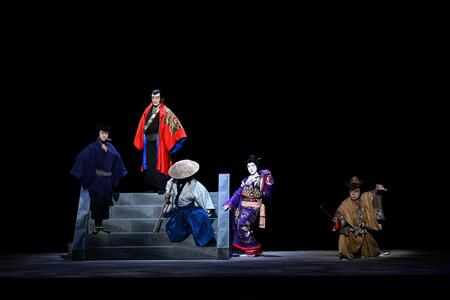 『流白浪燦星（ルパン三世） 碧翠の麗城』の公開稽古にて（左から）次元大介役・市川笑三郎、流白浪燦星／石川五ェ門役・片岡愛之助、峰不二子役・市川笑也、銭形刑部役・市川中車　?モンキー・パンチ　?松竹