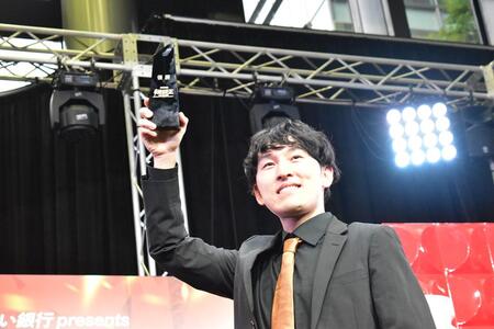 　『関西みらい銀行 ｐｒｅｓｅｎｔｓ ＭＢＳラジオ漫談王決定戦２０２６』で初代王者となった宮下兼史鷹（９月１９日・大阪市内）
