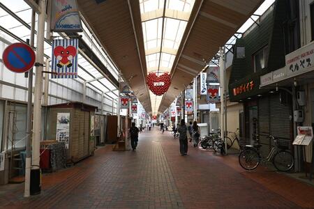 『ＢＭＳＧ ＯＰＥＮ ＴＨＥ ＳＨＵＴＴＥＲ』が実施されている神戸の商店街（Ｌｍａｇａ.ｊｐ撮影）