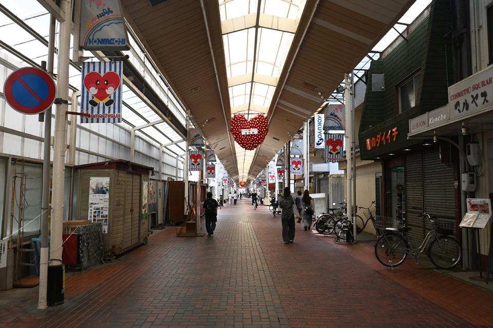 『ＢＭＳＧ ＯＰＥＮ ＴＨＥ ＳＨＵＴＴＥＲ』が実施されている神戸の商店街（Ｌｍａｇａ.ｊｐ撮影）