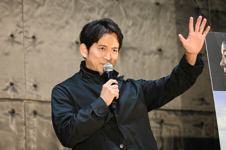 映画『わたしの知らない子どもたち』のイベントにて、挨拶する岡田准一（９月２８日・大阪府豊中市）