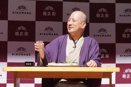 菊正宗「樽酒６０周年記念アンバサダール」に就任した春風亭一之輔（１０月１日・ＫＩＴＴＥ大阪）