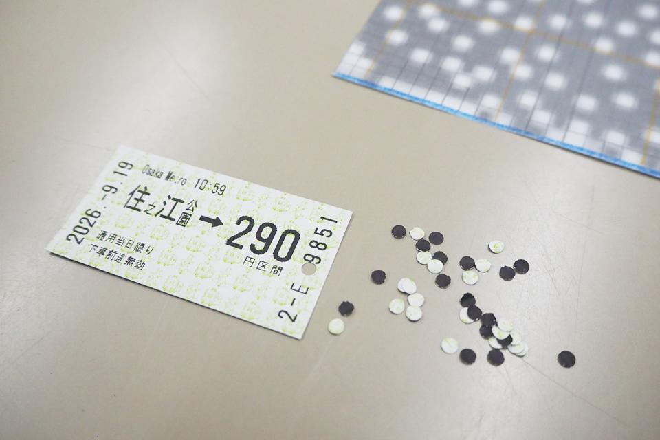 切符から改札で切り取られるパンチくず（Ｏｓａｋａ Ｍｅｔｒｏ西梅田駅で撮影）