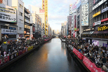 　阪神ファンが集まる大阪・道頓堀（１０月３日、１７時頃）