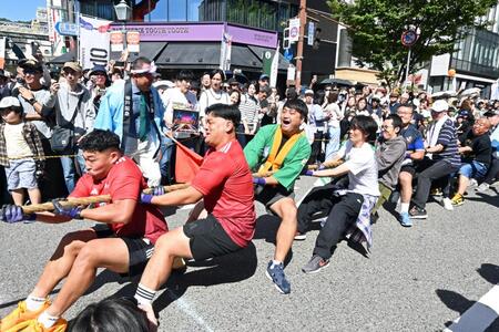 　「コベルコ神戸スティーラーズ」のラグビー選手と一般参加者たちが一緒に大綱を引く「第２回 神戸 大綱引き大会」(１０月３日 神戸市中央区）