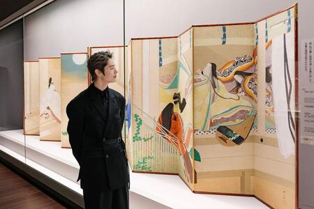 　特別展『源氏物語　王朝のかがやき』を鑑賞する塩野瑛久（オフィシャル写真提供）