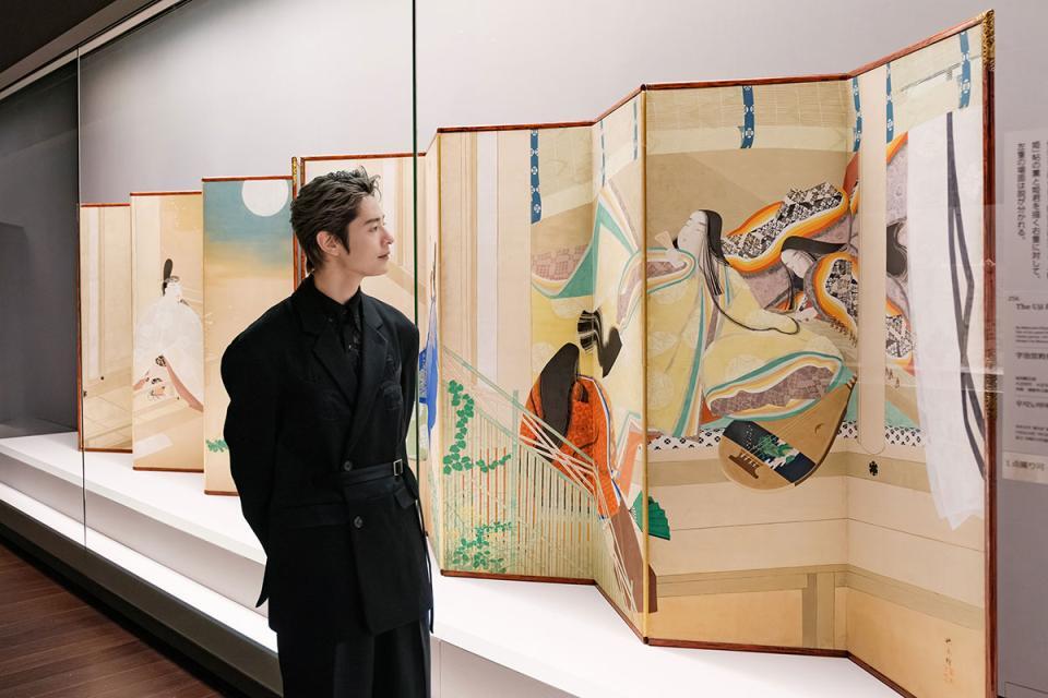 　特別展『源氏物語　王朝のかがやき』を鑑賞する塩野瑛久（オフィシャル写真提供）