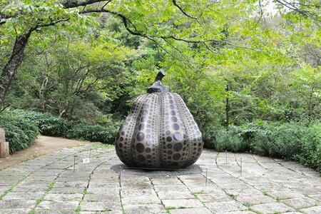 『神戸六甲ミーツ・アート２０２６ ｂｅｙｏｎｄ』にて、草間彌生《南瓜》２０１４年　特別寄託作品　©ＹＡＹＯＩ ＫＵＳＡＭＡ（ミュージアムエリア）