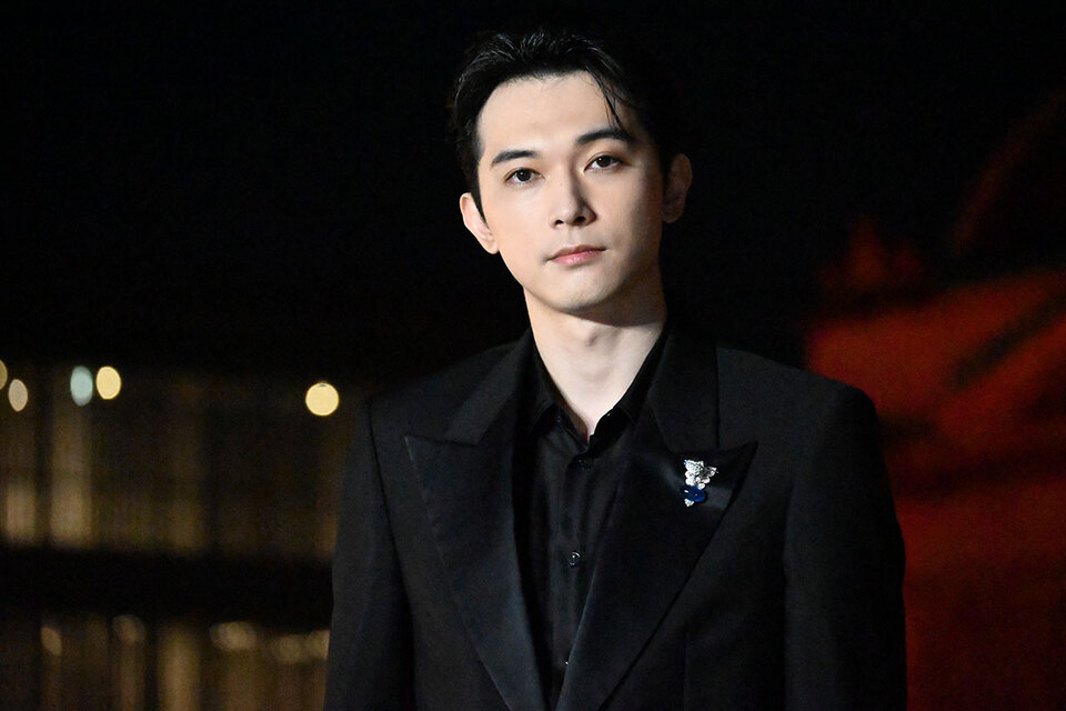 吉沢亮、『カルティエ』のジュエリーをまとい京都に…仕事への ...
