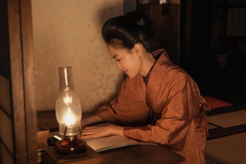 『ブラッサム』第13回より。島村への思いを綴る珠（石橋静河）（C）NHK