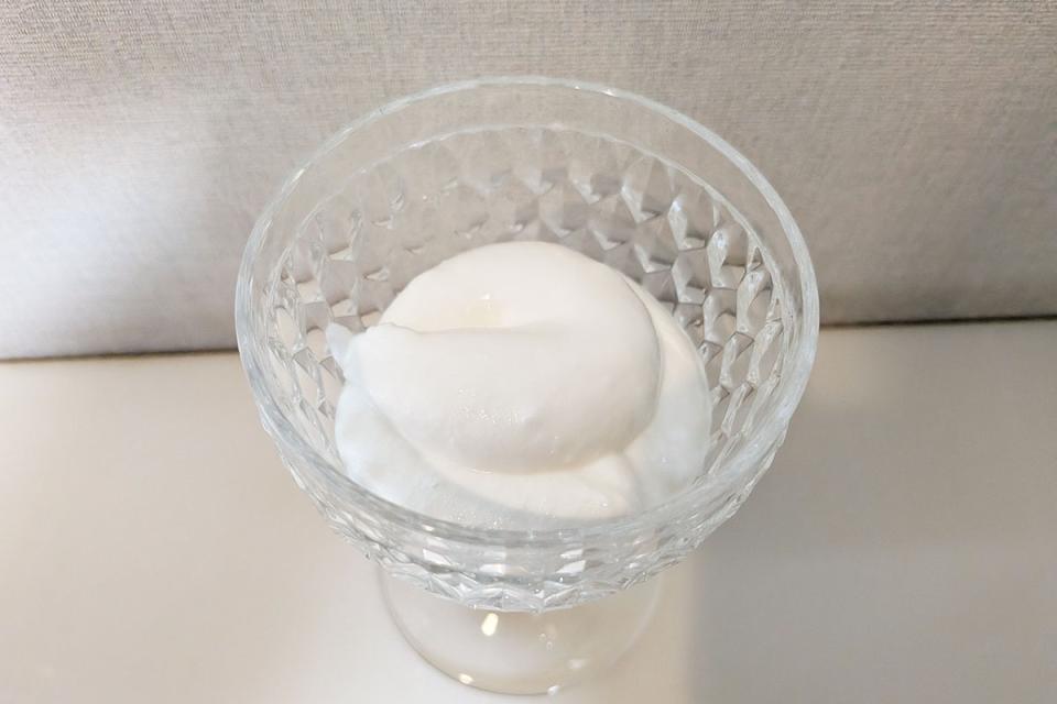 容器に注いでみると……角（ツノ）が立った