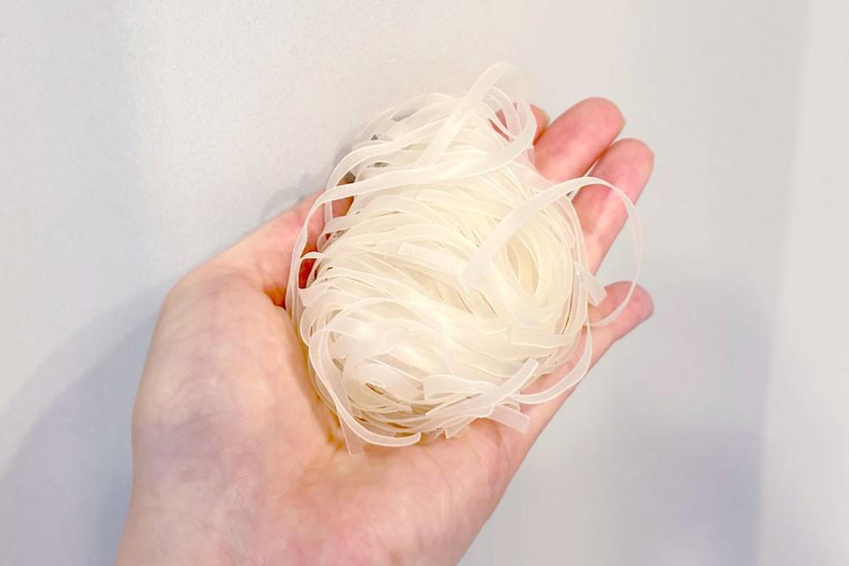 「エースコックの米めん」一玉は小さめ。ご飯茶碗半分ほどの量