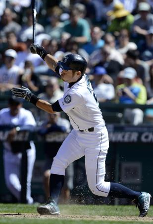 　オリオールズ戦の８回、空振り三振に倒れたマリナーズ・イチロー（共同）