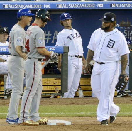 　米大リーグオールスター戦で、ベンチから試合を見詰めるレンジャーズのダルビッシュ（共同）