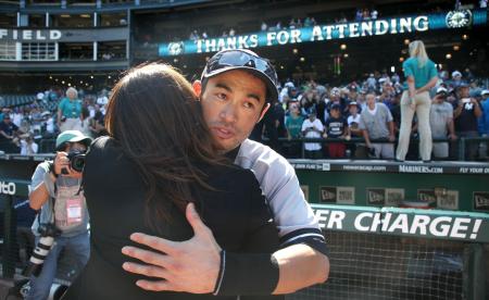 　シアトルでの今季最後の試合を終え、地元テレビ局の女性リポーターと抱き合うヤンキースのイチロー（ＡＰ＝共同）