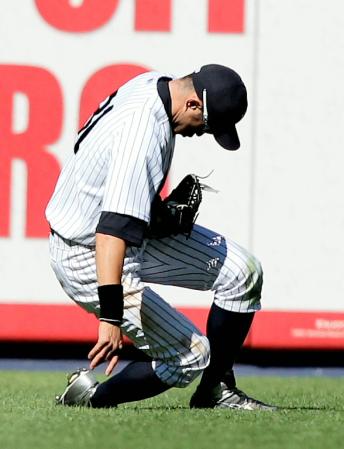 　ブルージェイズとのダブルヘッダー第１試合の８回、デービスの左翼へのライナーを好捕するヤンキースのイチロー＝ヤンキースタジアム（ＵＰＩ＝共同）