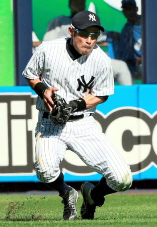 　ブルージェイズとのダブルヘッダー第１試合のの８回、２死満塁でデービスの左翼へのライナーを前進して捕球し、ピンチを救ったヤンキースのイチロー＝ヤンキースタジアム（共同）