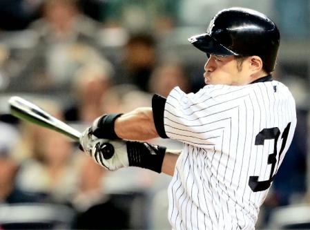 　ブルージェイズとのダブルヘッダー第２試合の４回、右翼線二塁打を放つヤンキースのイチロー＝ヤンキースタジアム（共同）
