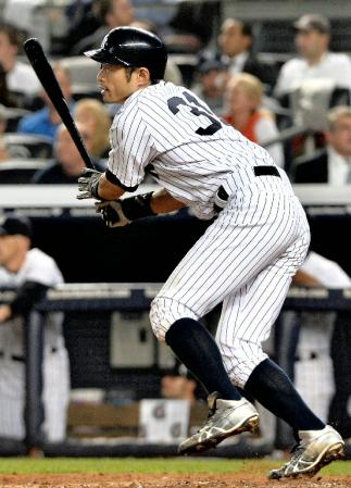 　レッドソックス戦の７回、右中間に２点二塁打を放つヤンキースのイチロー＝ヤンキースタジアム（共同）