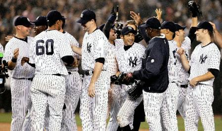 　ア・リーグ東地区での２年連続優勝を飾り、喜ぶイチロー（中央）らヤンキースナイン＝ヤンキースタジアム（ＡＰ＝共同）