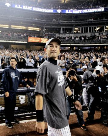 　レッドソックスに勝利し、笑顔でグラウンドから引き揚げるヤンキースのイチロー＝ヤンキースタジアム（ＡＰ＝共同）